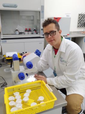 Juan Sebasti�n G�mez, t�cnico de laboratorio de bioplaguicidas